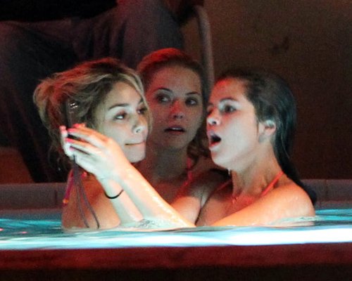 o-estrellas-de-spring-breakers-graban-escenas-en-la-piscina